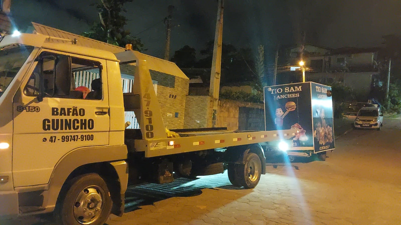Reboque Bafão transportando veículo com segurança em Camboriú